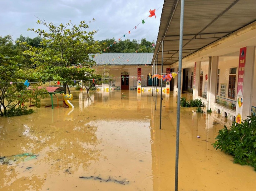 Trường Mầm non xã Thanh Nho, huyện Thanh Chương, Nghệ An cho trẻ nghỉ học từ sáng 29/9 do ngập sâu, nước tràn vào sân.