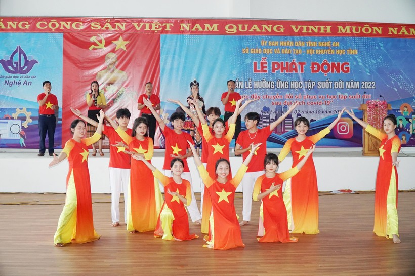 Lễ phát động hưởng ứng tuần lễ học tập suốt đời năm 2022 tỉnh Nghệ An được phát trực tiếp, có điểm cầu chính đặt tại Trường THPT Kỳ Sơn.