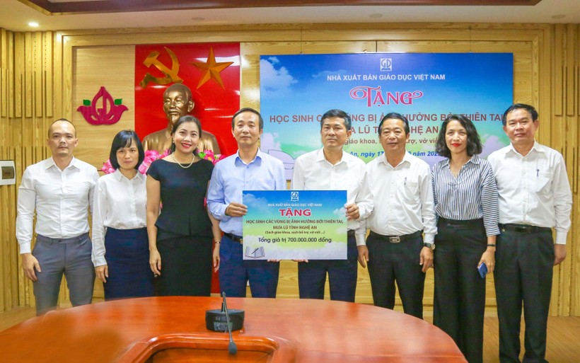 Nhà xuất bản Giáo dục Việt Nam trao tặng sách giáo khoa, bài tập, tham khảo, đồ dùng... cho học sinh vùng lũ lụt tỉnh Nghệ An với tổng trị giá 700 triệu đồng.