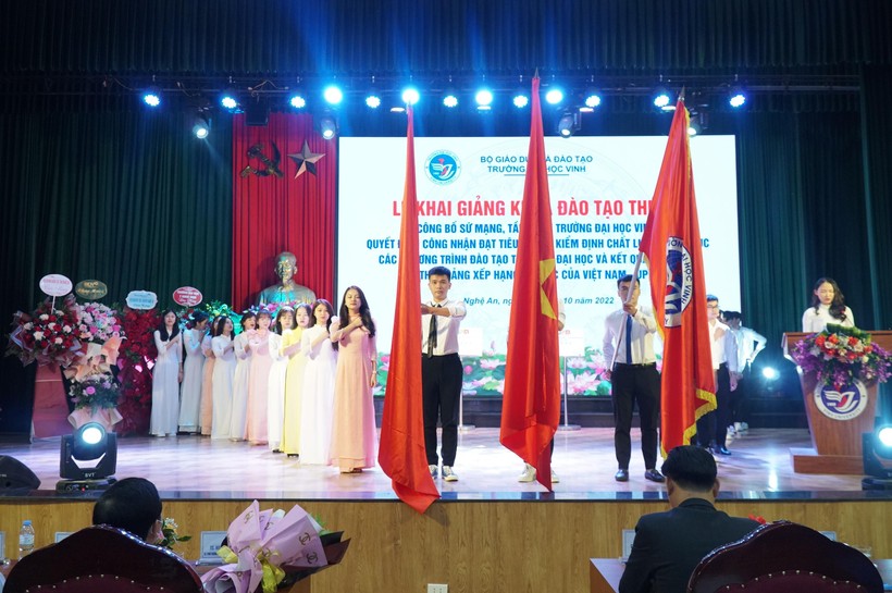 Tân sinh viên khóa 63 Trường ĐH Vinh tuyên thệ trong lễ khai giảng năm học mới 2022-2023.