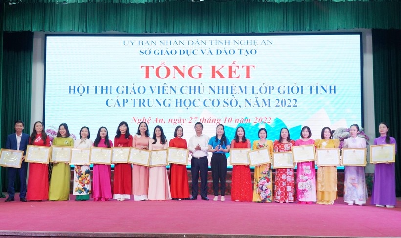 Khen thưởng cho cá nhân có thành tích xuất sắc tại hội thi giáo viên chủ nhiệm giỏi tỉnh Nghệ An cấp THCS năm 2022.