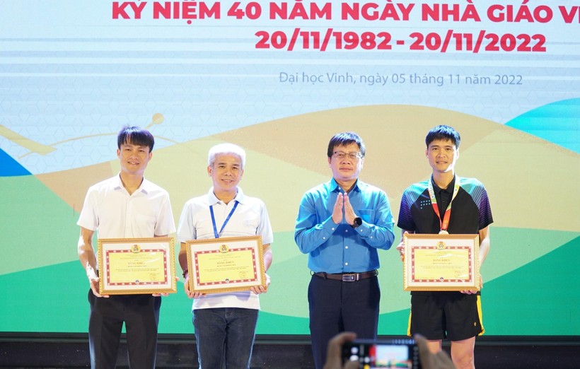 Ông Nguyễn Ngọc Ân – Chủ tịch CĐGD Việt Nam tặng Bằng khen cho các đơn vị giành giải Nhất, Nhì, Ba toàn đoàn tại Hội thao Người giáo viên nhân dân toàn quốc năm 2022.