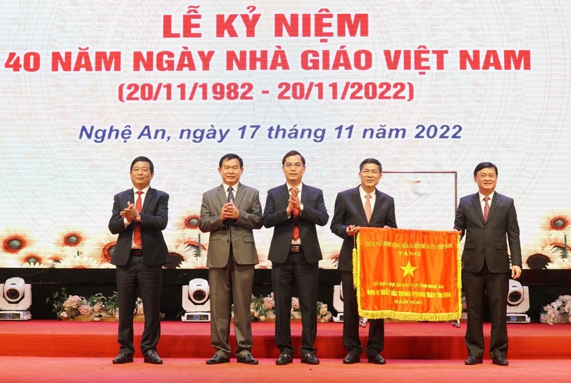 Ông Thái Thanh Quý - Bí thư tỉnh ủy Nghệ An thừa ủy quyền trao Cờ thi đua của Thủ tướng Chính phủ cho Sở GD&ĐT Nghệ An vì đã có thành tích xuất sắc trong phong trào thi đua năm 2021.