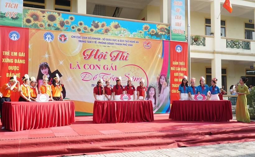 Các đội chơi tham gia hội thi "Là con gái để tỏa sáng" đến từ Trường THCS Hưng Dũng, THCS Hưng Bình và THCS Trường Thi.