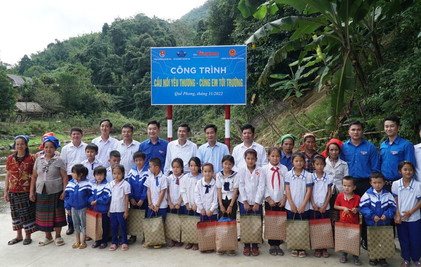 Khánh thành cầu dân sinh tại bản Khủn Na (xã Đồng Văn, huyện Quế Phong, Nghệ An) - 1 trong 3 công trình trong chương trình "Cầu nối yêu thương - cùng em tới trường" năm 2022.