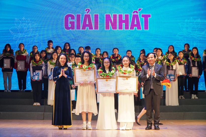 Ban tổ chức trao 3 giải Nhất cuộc thi Đại sứ Văn hóa đọc tỉnh Nghệ An lần thứ IV năm 2022.
