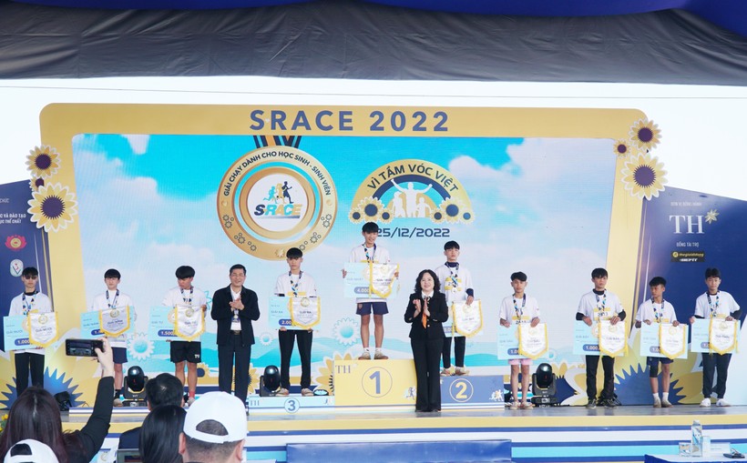 Thứ trưởng Bộ GD&ĐT Ngô Thị Minh và Giám đốc Sở GD&ĐT Nghệ An ông Thái Văn Thành trao thưởng cho 10 cá nhân là nam học sinh THCS chạy cự ly 1,5km.