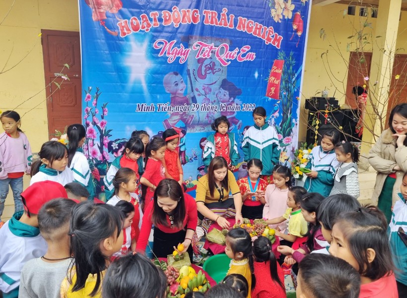 Trường Tiểu học Lượng Minh (huyện Tương Dương, Nghệ An) tổ chức tết sớm cho học sinh dân tộc Thái, Khơ Mú...