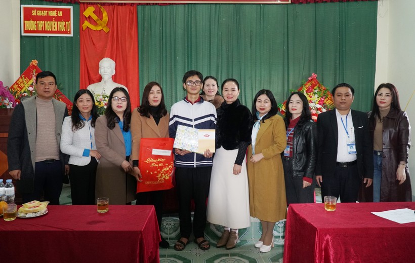 Đại diện Công đoàn cơ quan Sở GD&ĐT Nghệ An trao quà tết và nhận đỡ đầu học sinh mồ côi.