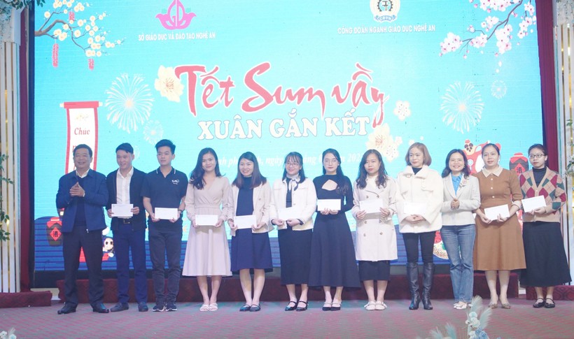 Ông Võ Văn Mai - Phó Giám đốc Sở GD&ĐT Nghệ An trao quà "Tết sum vầy" cho giáo viên trường mầm non ngoài công lập.