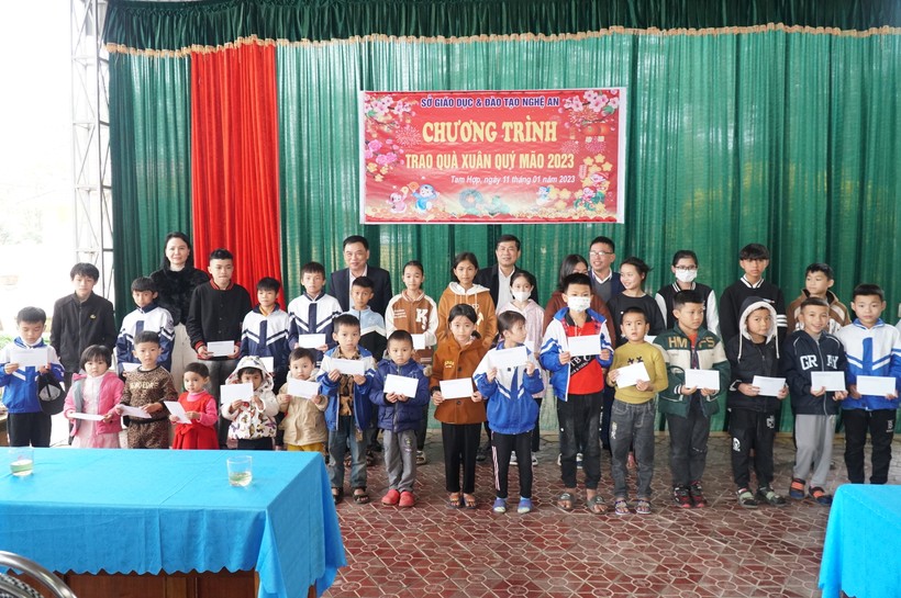 Đoàn công tác Sở GD&ĐT Nghệ An trao quà tết cho học sinh khó khăn trên địa bàn huyện Quỳ Hợp.
