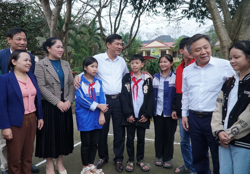 Lãnh đạo Sở GD&ĐT Nghệ An trò chuyện, chúc tết giáo viên và học sinh Trường Tiểu học Chi Khê, huyện Con Cuông. 