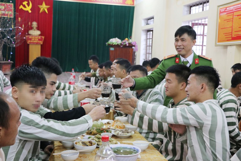 Trại tạm giam Công an tỉnh Nghệ An tổ chức bữa cơm tất niên, đón Tết Quý Mão cho phạm nhân đang thi hành án. Ảnh: Hồ Lài.