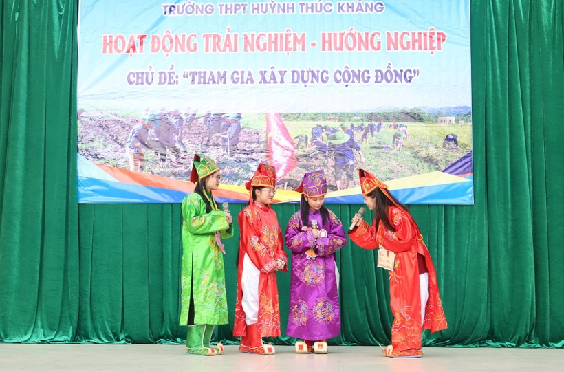 Chương trình giao lưu với hình thức sân khấu hóa của học sinh Trường THPT Huỳnh Thúc Kháng (TP Vinh, Nghệ An) trong hoạt động trải nghiệm - hướng nghiệp. Ảnh: Hồ Lài.