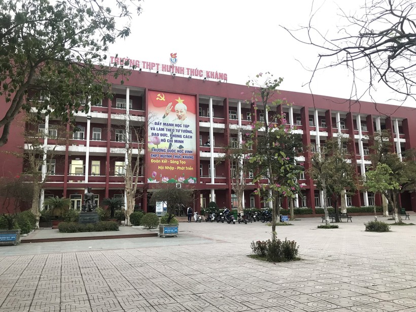Một giáo viên Trường THPT Huỳnh Thúc Kháng (TP Vinh, Nghệ An) bị tố xúc phạm học sinh trong quá trình vận động tài trợ giáo dục. Ảnh: Hồ Lài.