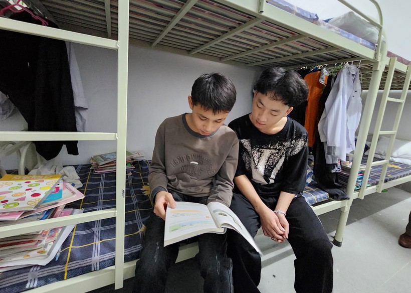 Học sinh nhà xa được đưa vào ở ký túc xá theo mô hình dân tộc bán trú kiểu mới tại Trường THPT Kỳ Sơn, Nghệ An. Ảnh: Hồ Lài.