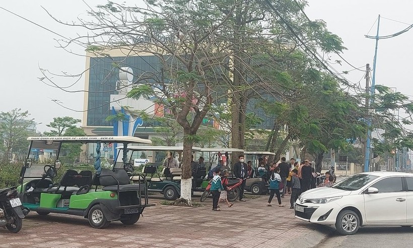 Phụ huynh lôi kéo con em nghỉ học để phản đối quyết định siết chặt hoạt động xe điện tại thị xã Cửa Lò, Nghệ An. Ảnh: NDCC.