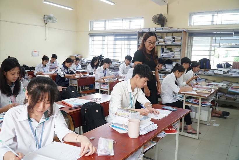 Giờ học của cô trò Trường Phổ thông DTNT THPT số 2 tỉnh Nghệ An. Ảnh: Hồ Lài.