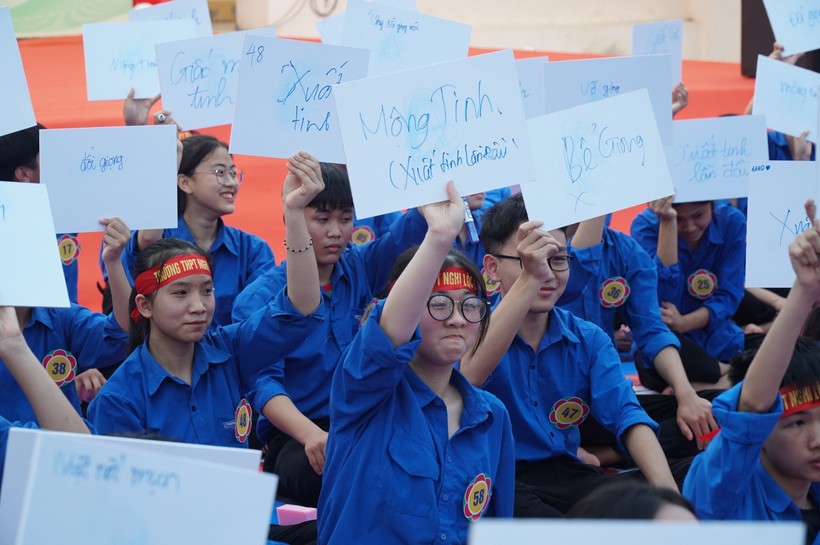Học sinh tham gia thi Rung chuông vàng tìm hiểu kiến thức dân số và sức khỏe sinh sản tại Trường THPT Nghi Lộc 2 (huyện Nghi Lộc, Nghệ An). Ảnh: Hồ Lài.