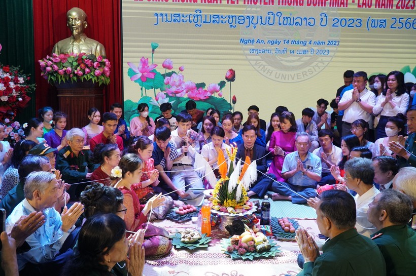 Trường ĐH Vinh và Hội Hữu nghị Việt Nam - Lào tỉnh Nghệ An tổ chức lễ chào mừng ngày tết truyền thống Bun-pi-may cho lưu học sinh Lào. Ảnh: Hồ Lài.