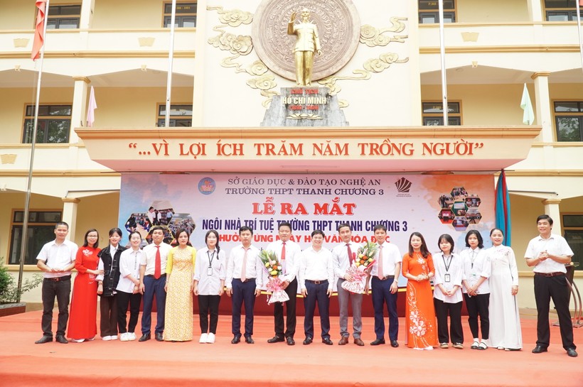 Lễ ra mắt Ngôi nhà trí tuệ tại Trường THPT Thanh Chương 3 (huyện Thanh Chương, Nghệ An) với các thành viên ban điều hành. Ảnh: Hồ Lài.