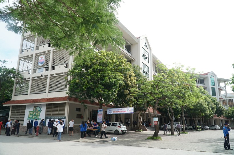 Trường THPT chuyên Đại học Vinh (Nghệ An).