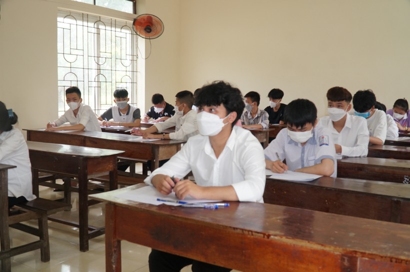 Thí sinh dự thi vào lớp 10 THPT năm 2022 tại Nghệ An. Ảnh: Hồ Lài.