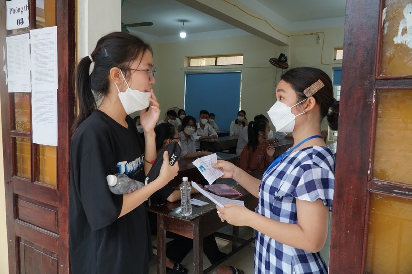 Giám đốc Sở GD&ĐT Nghệ An chỉ đạo các trường phải đảm bảo quyền lợi thi vào lớp 10 của học sinh. Ảnh: Hồ Lài.