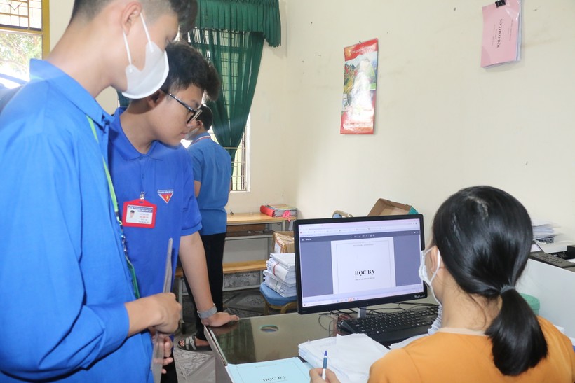 Các trường THPT tại Nghệ An hỗ trợ thí sinh trong đăng ký thi dự tốt nghiệp THPT năm 2023. Ảnh: Hồ Lài.