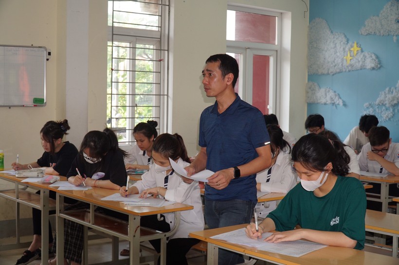 Học sinh Trường THPT Huỳnh Thúc Kháng (TP Vinh, Nghệ An) tham gia thi thử tốt nghiệp THPT năm 2023. Ảnh: Hồ Lài.