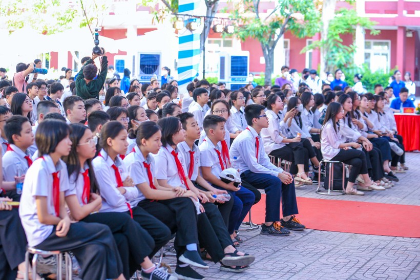 Diễn đàn "Điều em muốn nói" lần thứ 2 với chủ đề Phòng chống bạo lực học đường diễn ra tại Trường THPT Huỳnh Thúc Kháng, TP Vinh, Nghệ An. Ảnh: Hồ Lài.