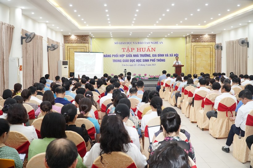 Tập huấn Kỹ năng phối hợp giữa nhà trường, gia đình và xã hội trong giáo dục học sinh phổ thông. Ảnh: Hồ Lài.