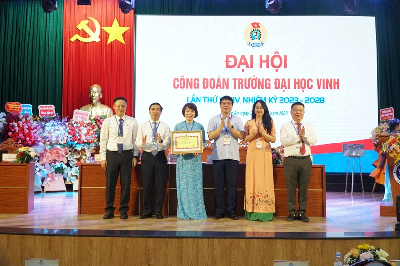Ông Nguyễn Ngọc Ân - Chủ tịch Công đoàn Giáo dục Việt Nam trao Bằng khen cho Công đoàn Trường Đại học Vinh. Ảnh: Hồ Lài.