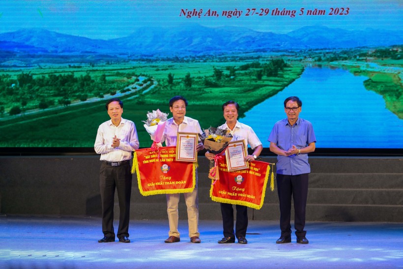 Ban tổ chức trao giải Nhất toàn đoàn Hội thi hát dân ca trong trường học tỉnh Nghệ An cho 2 đơn vị huyện Nam Đàn và Con Cuông. Ảnh: Hồ Lài.
