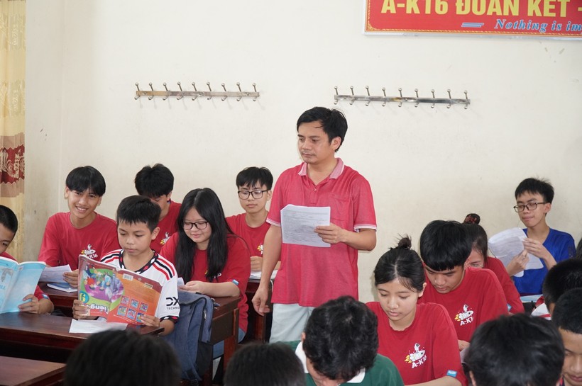 Giờ ôn luyện môn tiếng Anh cho khối 9 chuẩn bị thi vào lớp 10 THPT tại Trường THCS Đặng Chánh Kỷ, huyện Nam Đàn, Nghệ An. Ảnh: Hồ Lài.