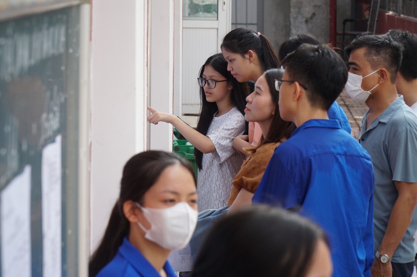 Thí sinh đến điểm thi Trường THPT Huỳnh Thúc Kháng (TP Vinh, Nghệ An) kiểm tra số báo danh, xem sơ đồ phòng thi. Ảnh: Hồ Lài.