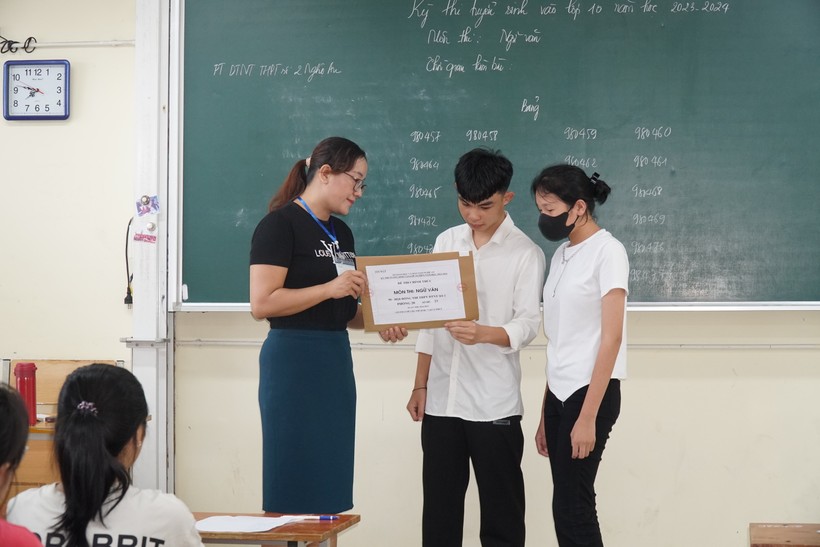 Thí sinh xác nhận niêm phong túi đựng đề thi môn Ngữ văn - môn thi đầu tiên của kỳ thi tuyển sinh vào lớp 10 THPT tỉnh Nghệ An. Ảnh: Hồ Lài.