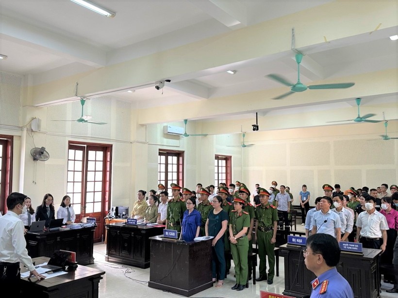 Bị cáo Lê Thị Dung (cựu Giám đốc Trung tâm GDNN-GDTX huyện Hưng Nguyên, Nghệ An) tại phiên tòa xét xử phúc thẩm. Ảnh: TAND.