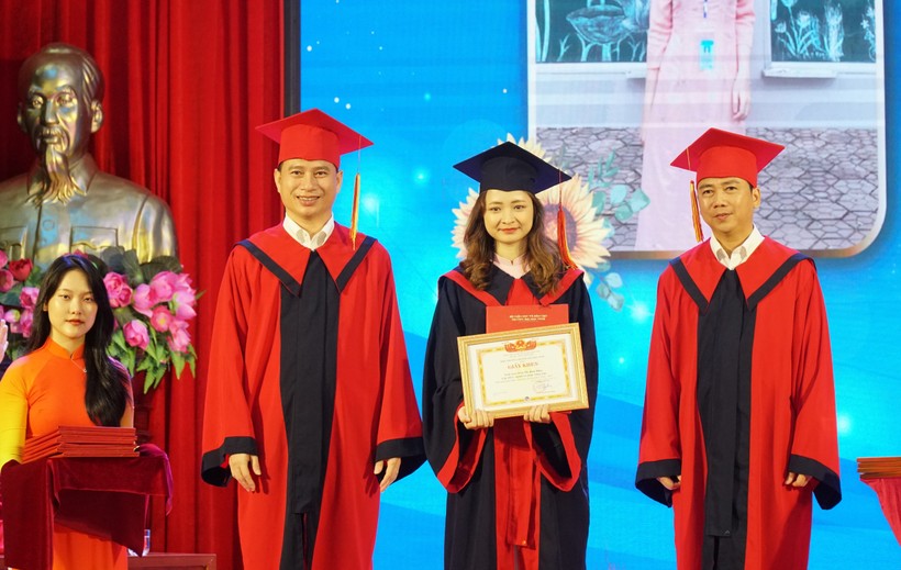 Lãnh đạo Trường ĐH Vinh trao bằng cử nhân cho sinh viên khóa 60 tốt nghiệp loại xuất sắc. Ảnh: Hồ Lài.