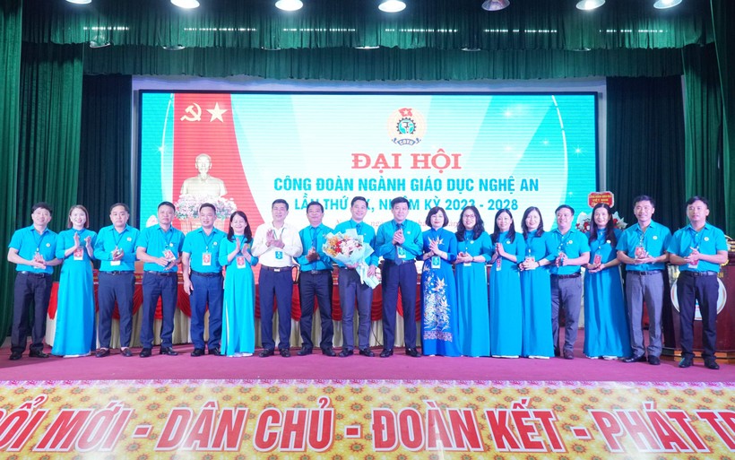 Đại hội đã tổ chức bầu và ra mắt Ban Chấp hành Công đoàn ngành Giáo dục Nghệ An khóa XX với 15 thành viên. Ảnh: Hồ Lài.