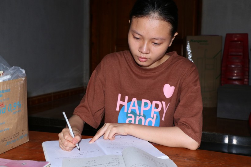 Em Hoàng Thị Hải Yến nén nỗi đau mồ côi, quyết tâm thi Tốt nghiệp THPT như lời hứa với bố mẹ trước khi mất. Ảnh: Hồ Lài.