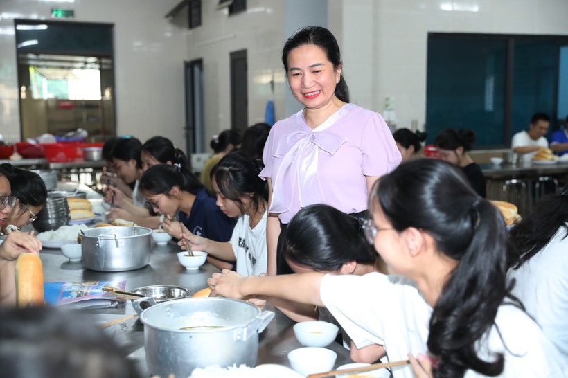 Những ngày thi, cô Nguyễn Kiều Hoa - Hiệu trưởng Trường Phổ thông DTNT THPT tỉnh Nghệ An đều đến sớm động viên học trò. Ảnh: Hồ Lài.