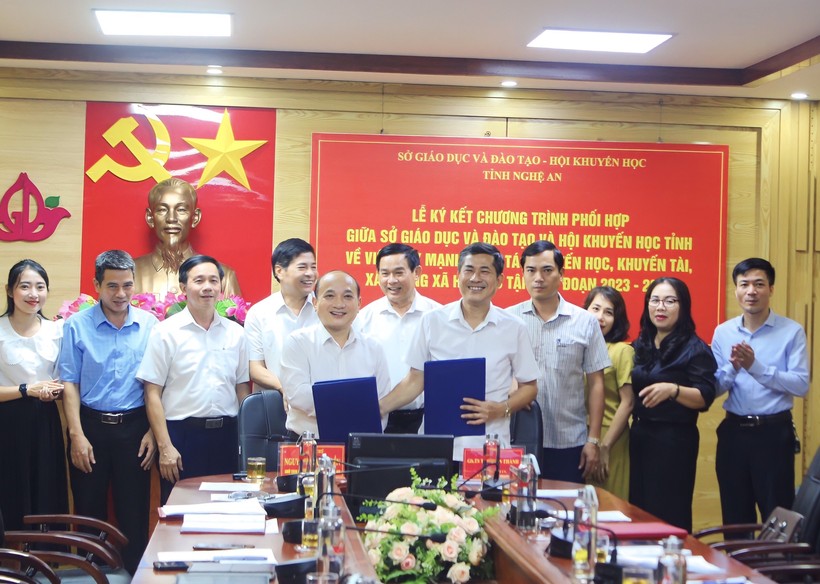 Ký kết phối hợp giữa Sở GD&ĐT với Hội Khuyến học tỉnh Nghệ An. Ảnh: Hồ Lài.