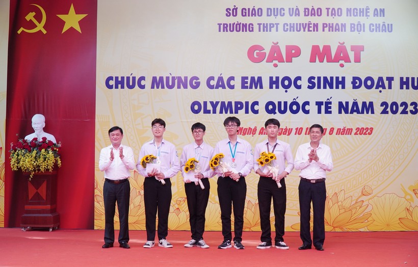 Bí thư tỉnh ủy Nghệ An ông Thái Thanh Quý và Giám đốc Sở GD&ĐT Nghệ An ông Thái Văn Thành trao quà khen thưởng 4 học sinh đạt giải quốc tế. Ảnh: Hồ Lài.