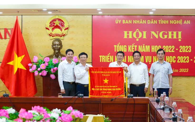 Ông Bùi Đình Long - Phó Chủ tịch UBND tỉnh Nghệ An trao Cờ thi đua của Chính phủ cho Sở GD&ĐT Nghệ An - đơn vị xuất sắc trong phong trào thi đua năm 2022. Ảnh: Hồ Lài.