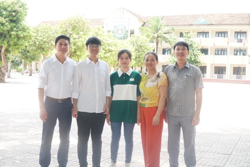 Em Phan Thị Thu Thủy và Trần Anh Đức cùng thầy cô giáo Trường THPT Kim Liên (huyện Nam Đàn, Nghệ An). Ảnh: Hồ Lài.