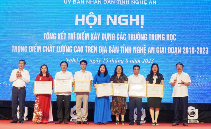 Trao bằng khen của UBND tỉnh Nghệ An cho các tập thể có thành tích xuất sắc trong thực hiện thí điểm xây dựng trường trung học trọng điểm chất lượng cao giai đoạn 2019-2023. Ảnh: Hồ Lài.