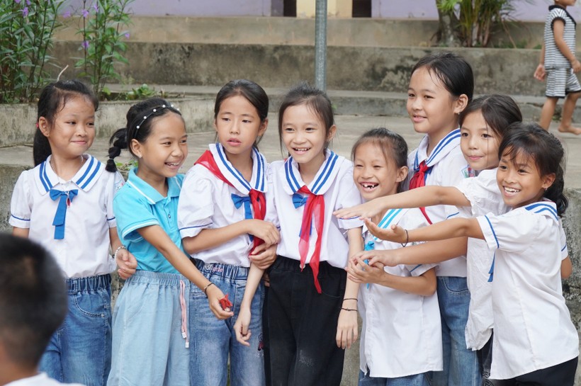 Niềm vui của học sinh Trường Tiểu học Thạch Ngàn (Con Cuông, Nghệ An) trong ngày tựu trường. Ảnh: Hồ Lài.