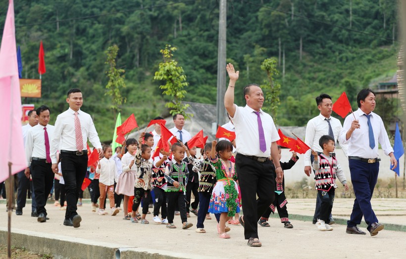Các thầy giáo Trường Tiểu học Tri Lễ 4 (xã Tri Lễ, huyện Quế Phong, Nghệ An) đón học sinh lớp 1 vào dự lễ khai giảng. Ảnh: Hồ Lài.