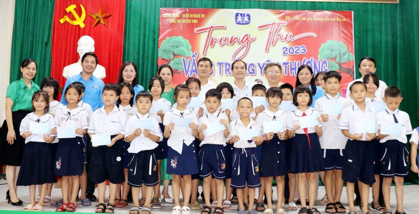 Ngành giáo dục Nghệ An tặng quà, vui Tết Trung thu cùng trẻ em làng SOS Vinh. Ảnh: Hồ Lài.